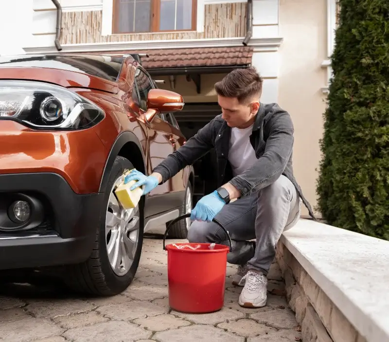Lavage auto à domicile Montceau-les-Mines : professionnel intervenant sur un véhicule